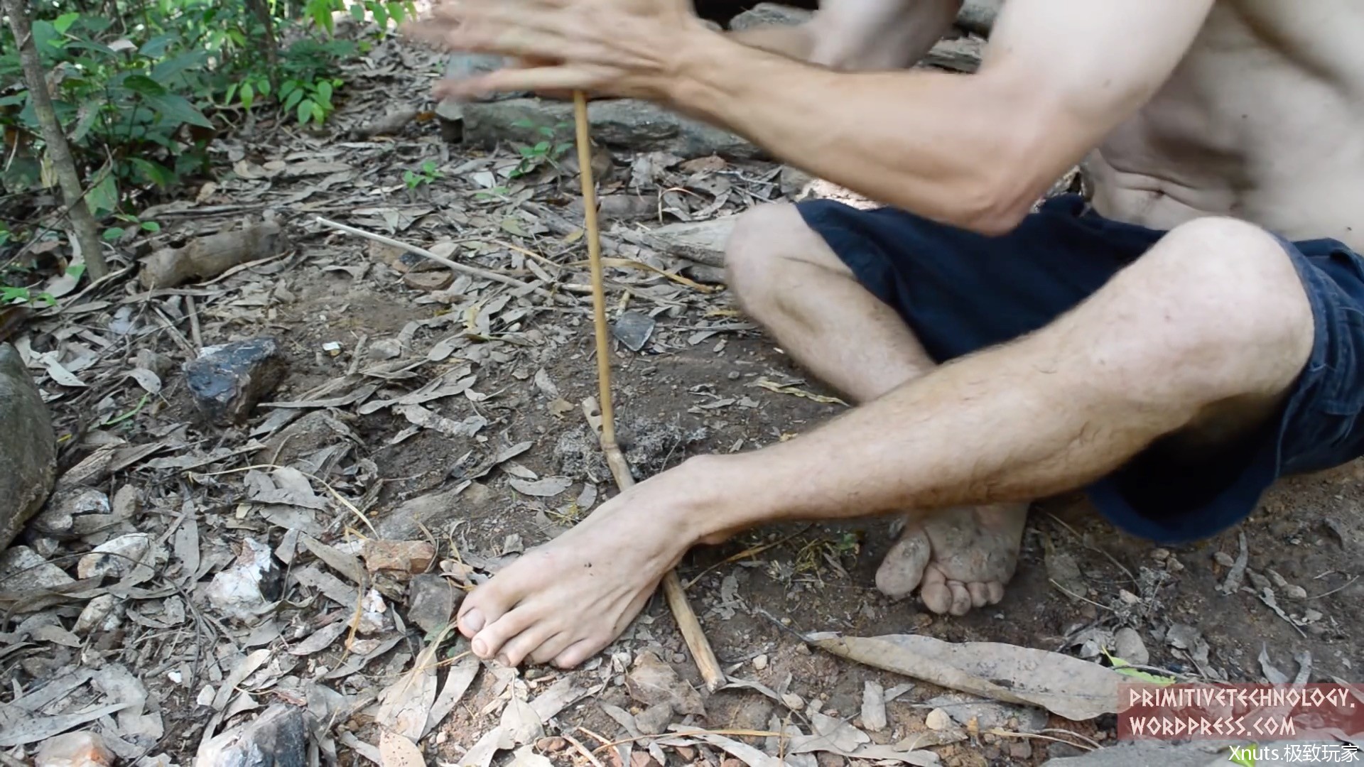 在丛林里不借助任何现代技术,像石器时代的人类一样,钻木取火,用泥土