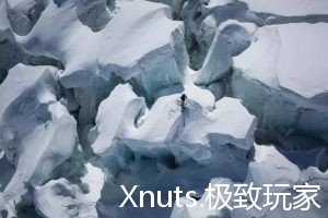 他能在布满裂缝和冰塔的山上滑雪，有点牛了